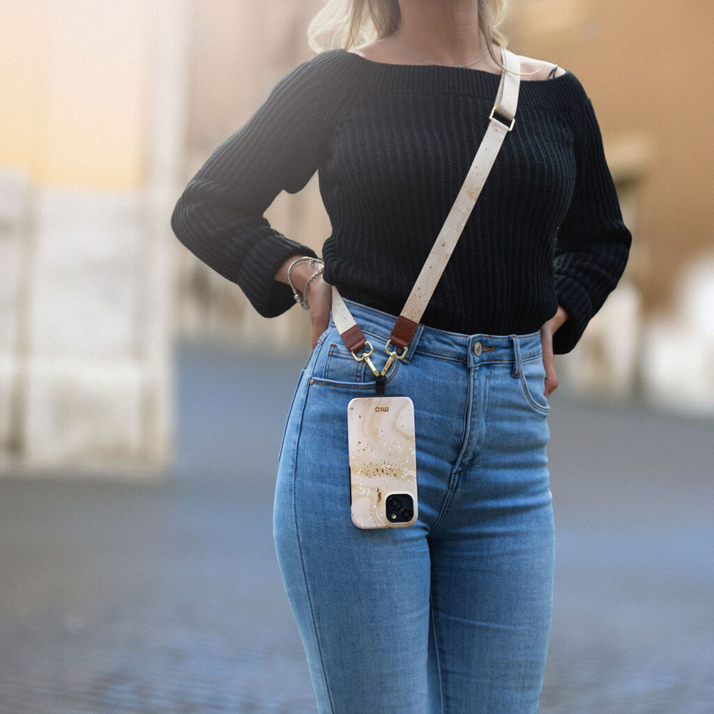 MIO Gold Marble case - Lifestyle 1