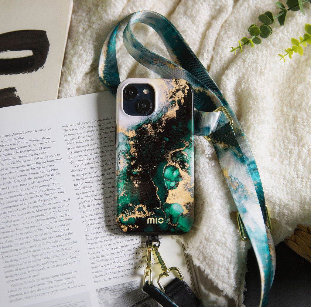 MIO Green Marble case - Lifestyle 3
