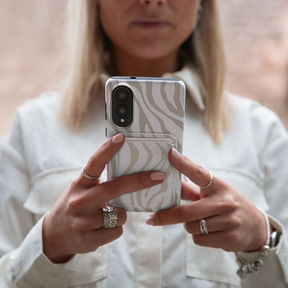 MIO Sandy Zebra case - Lifestyle 1