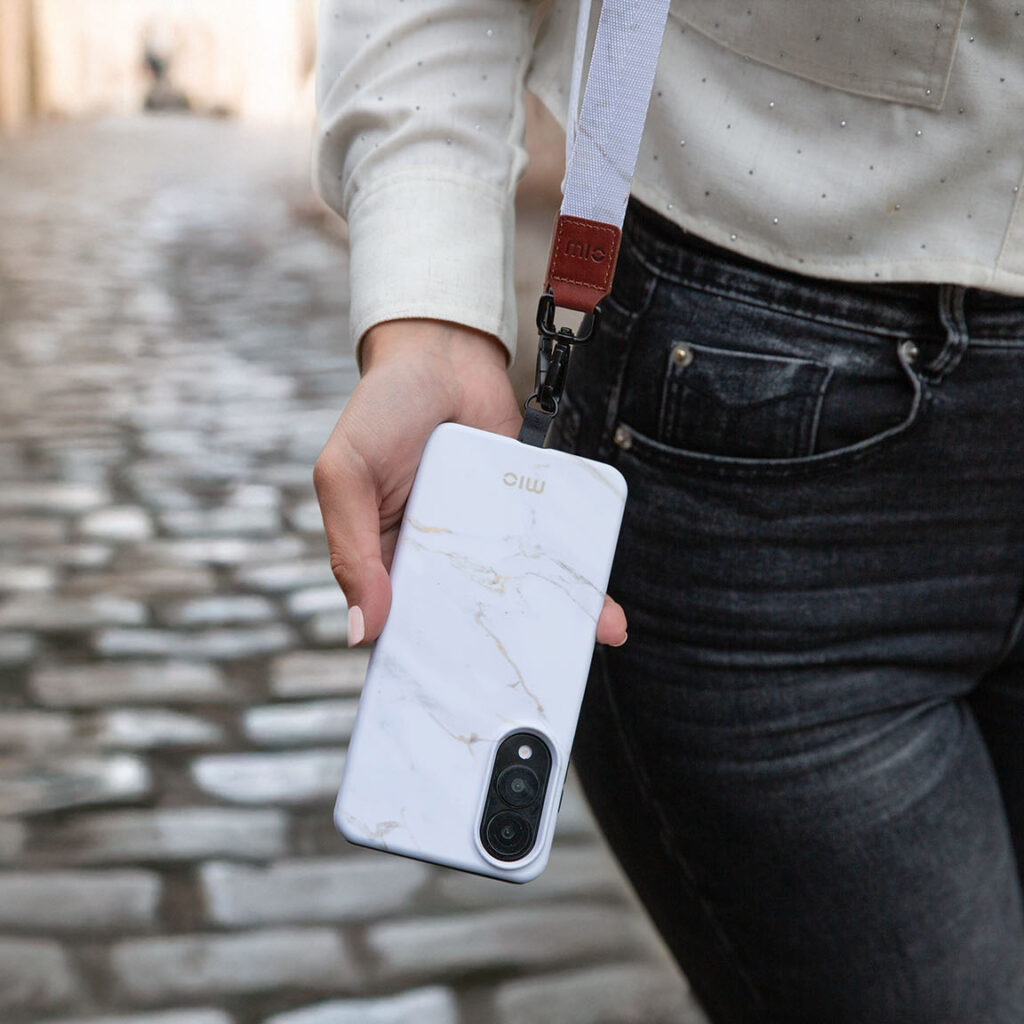 MIO White Marble case - Lifestyle 1