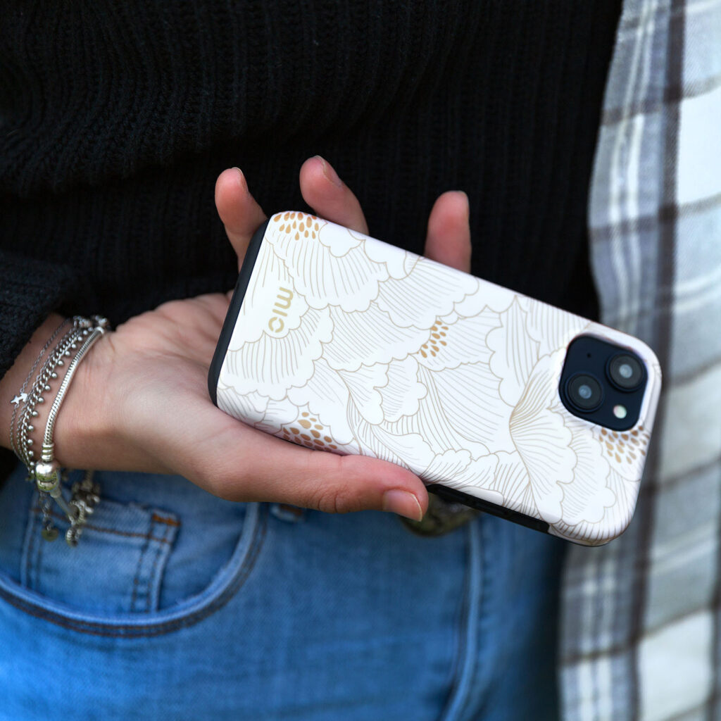 MIO White Roses case - Lifestyle 2