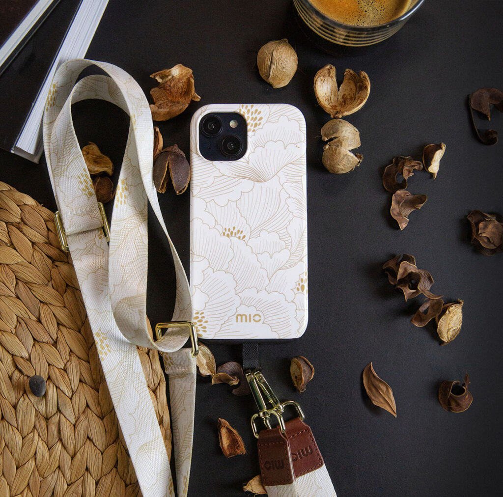 MIO White Roses case - Lifestyle 3